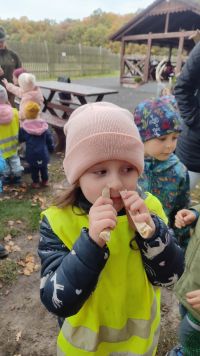 fotografie z alba MŠ 25/26  Na exkurzi v oboře